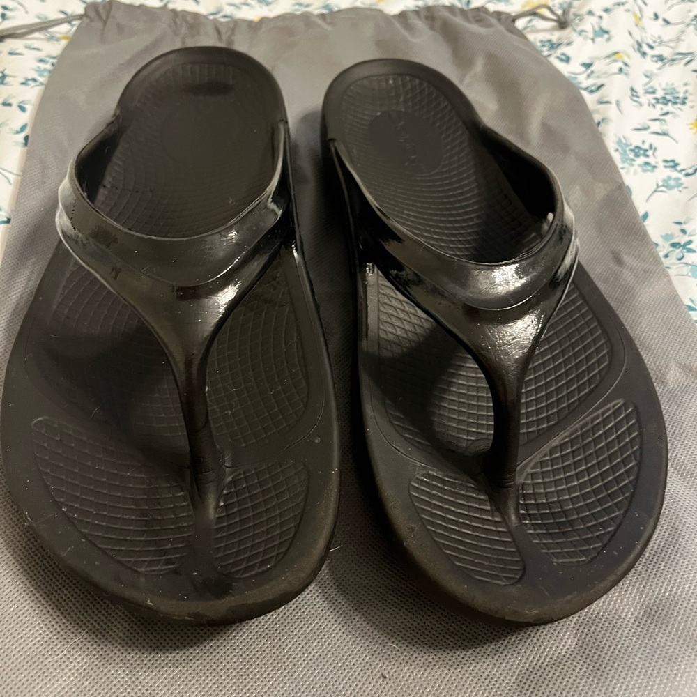 OOFOS Black Comfort Sandals